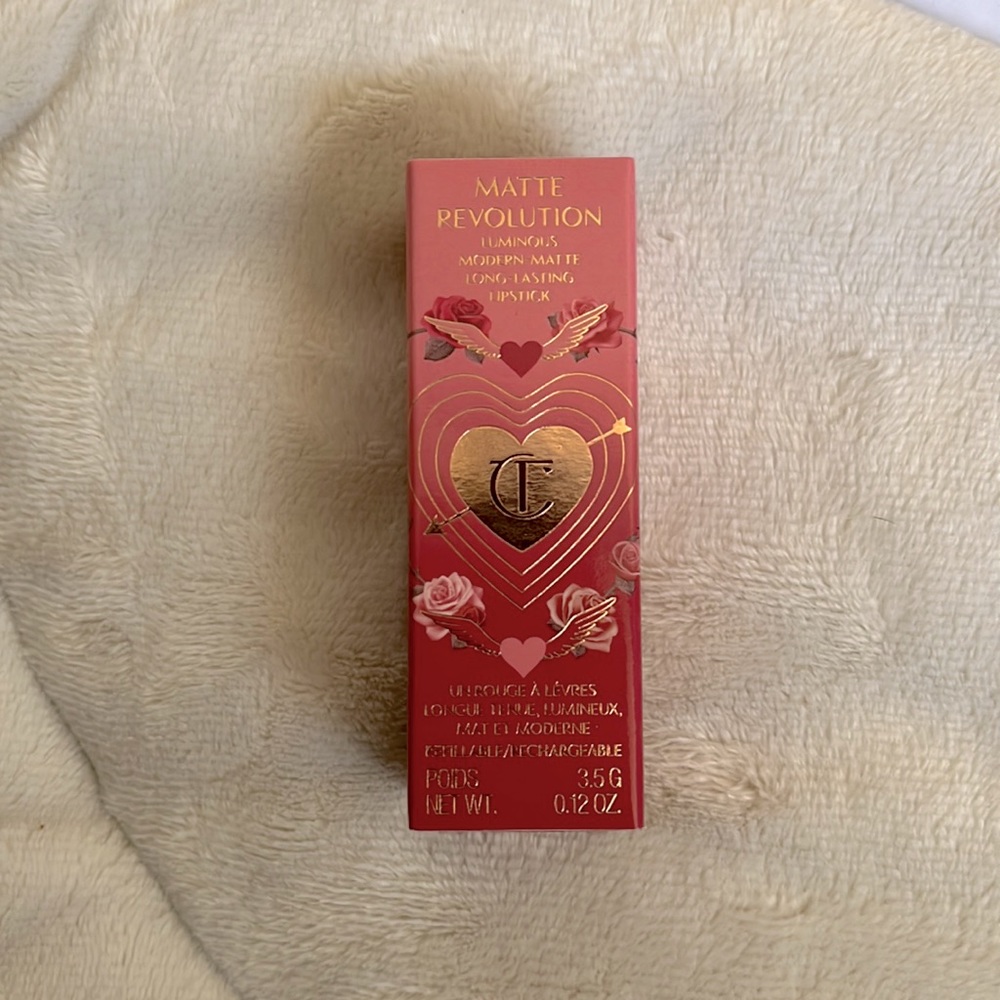 Charlotte Tilbury LOOK OF LOVE LIPSTICK
MATTE REVOLUTION - WEDDING BELLES